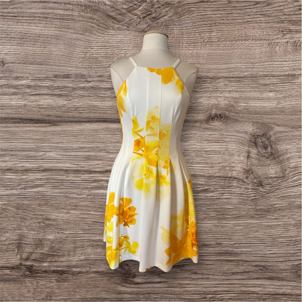 Floral Yellow and White Women's Dress with Pockets. Calvin Klein, women’s size 4